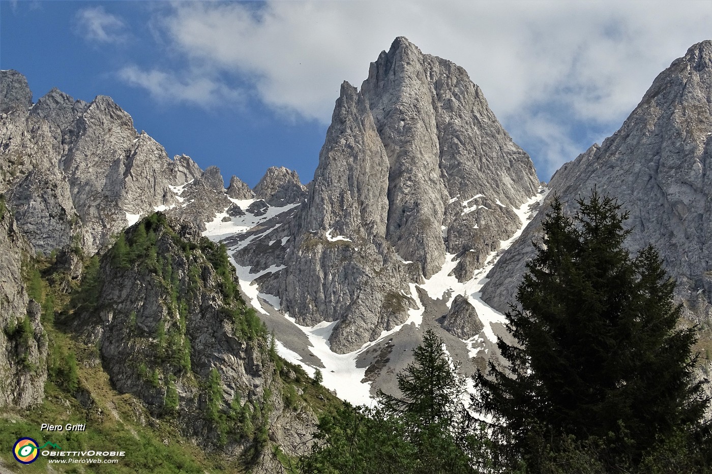 84 Zoom sul Cimon della Bagozza (2409 m).JPG